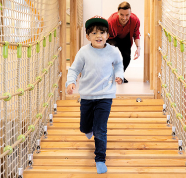 Junge auf Bruecke