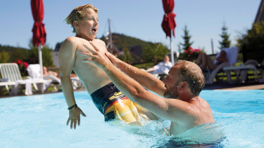 Badewelt Außenpool Vater und Sohn