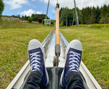 Sommerrodelbahn Willingen – Blick nach vorn auf die Rodelschiene im Grünen