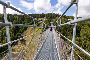 Blick auf die längste Hängebrücke Deutschlands mit Besuchern bei Sonnenschein