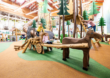 Kinder spielen auf dem Indoor-Spielplatz im Abenteuerland
