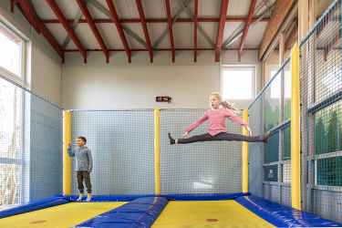 Junge und Mädchen hüpfen auf dem Trampolin
