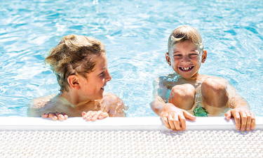Jungs im Pool