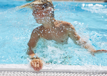 pool junge