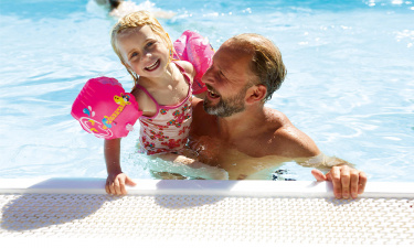 vater tochter pool